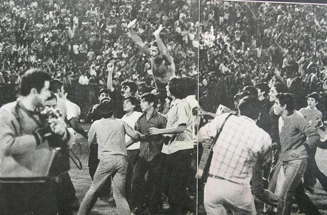 Elson Beyruth arriba de hinchas, celebrando la victoria.