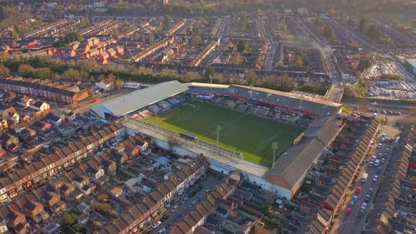 Vídeo: estreante no Campeonato Inglês, Luton Town termina reforma em  estádio, Esporte